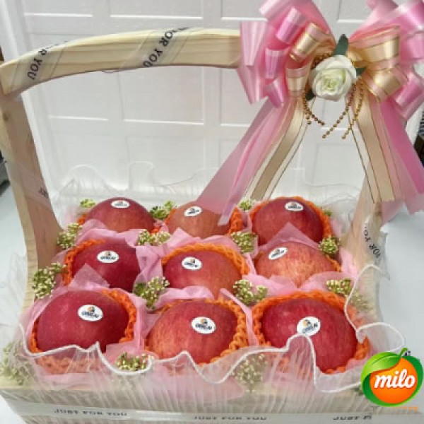 One box of sugar heart apple fruit basket