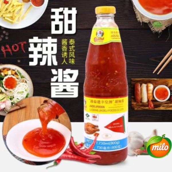 This sweet and spicy sauce is 800g in a bottle